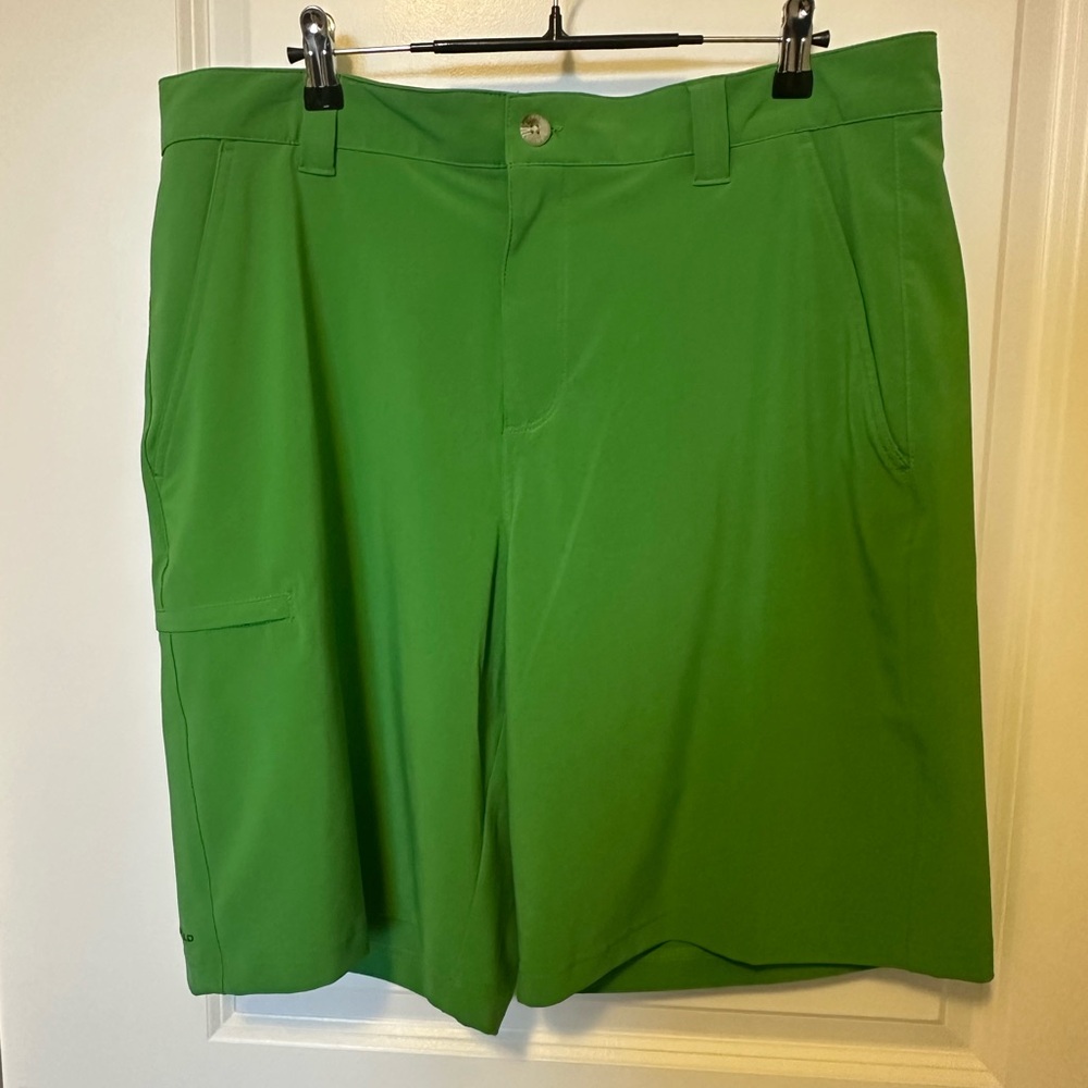 Columbia men’s size 34 shorts.  Green. EUC.